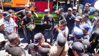 Sejumlah perwakilan sopir truk tampak berdiskusi dan berkoordinasi secara serius di sela-sela aksi unjuk rasa untuk menyamakan langkah dalam menyampaikan tuntutan mereka kepada pihak berwenang.