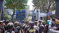 Massa aksi unjuk rasa sopir truk tampak memadati area depan gerbang kantor instansi berwenang untuk menyampaikan berbagai tuntutan terkait regulasi serta kesejahteraan mengemudi.