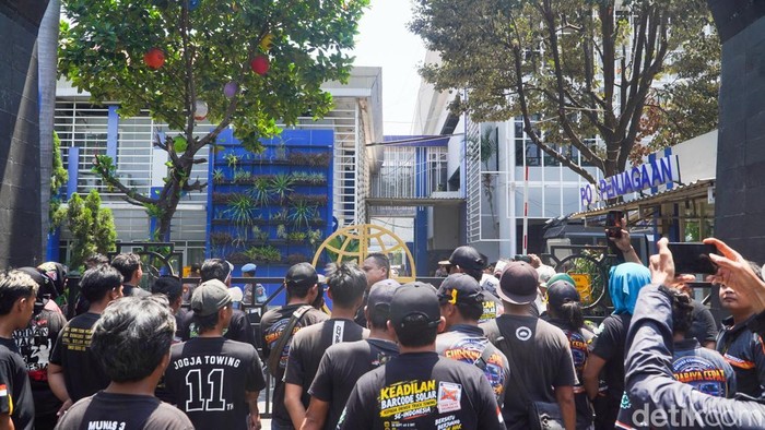 Demo Sopir Truk di Surabaya