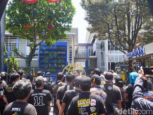 Sopir Truk Bertahan di Jagir-Buruh Turun Demo di Surabaya, Awas Macet!