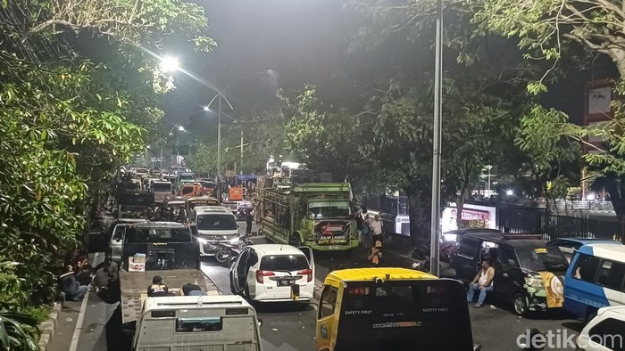 Sopir truk masih bertahan di Pertamina Jalan Jagir Wonokromo
