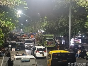 Demo Truk Towing Surabaya Masih Bertahan di Pertamina Malam Ini