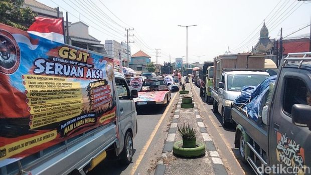 Demo truk bikin macet di Sidoarjo Demo truk bikin macet di Sidoarjo