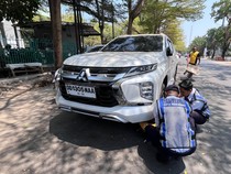 38 Mobil-Motor Parkir di Bahu Jalan Makassar Digembok-Ditilang