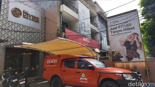 Ditreskrimum Polda Bali menggeledah toko Divine dan Emas Now di kawasan Renon, Denpasar, Bali, Selasa (29/9/2026). (Foto: Putu Yonata/detikBali)