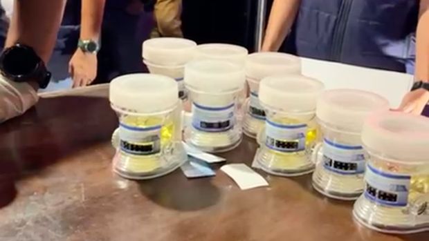 Ditresnarkoba Polda Riau menggelar razia ke sejumlah kelab malam di Kota Pekanbaru. Dari total 57 pengunjung yang dites urine, 2 di antaranya positif narkoba. (dok Polda Riau) Ditresnarkoba Polda Riau menggelar razia ke sejumlah kelab malam di Kota Pekanbaru. Dari total 57 pengunjung yang dites urine, 2 di antaranya positif narkoba. (dok Polda Riau)