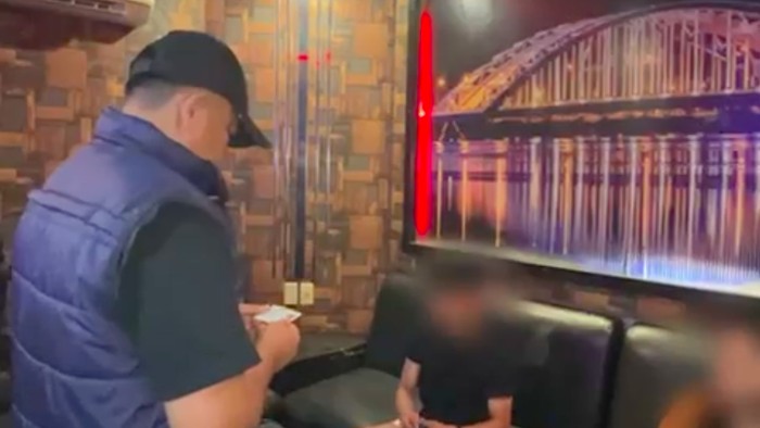 Ditresnarkoba Polda Riau menggelar razia ke sejumlah kelab malam di Kota Pekanbaru. Dari total 57 pengunjung yang dites urine, 2 di antaranya positif narkoba. (dok Polda Riau)