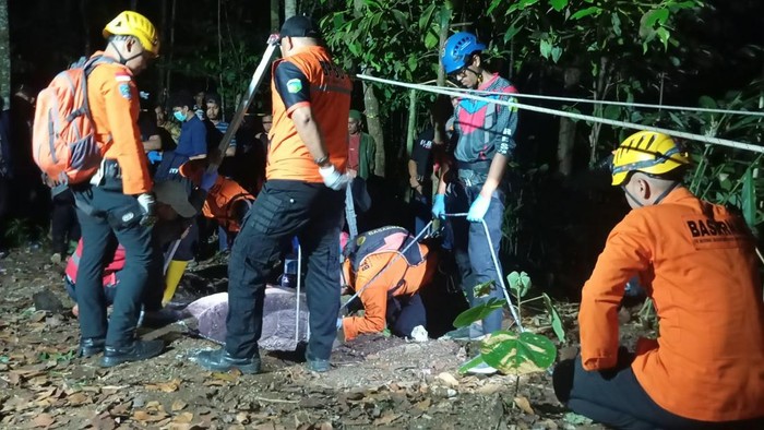 Evakuasi lansia di Tasikmalaya yang terperosok ke sumur.