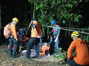 Evakuasi Dramatis Lansia dari Sumur yang Dijaga Gibug