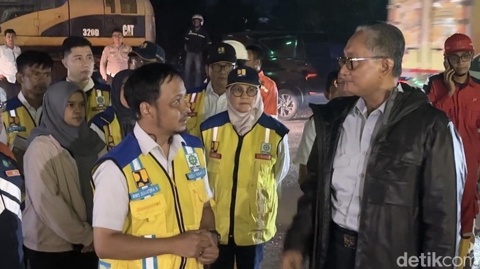 ScreenshotFoto : Menteri PU Doddy Hanggodo di lokasi banjir bandang Solok (Jeka Kampa]/detikSUmut)
