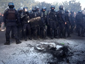 PNS-Damkar Demo Besar-besaran Minta Naik Gaji