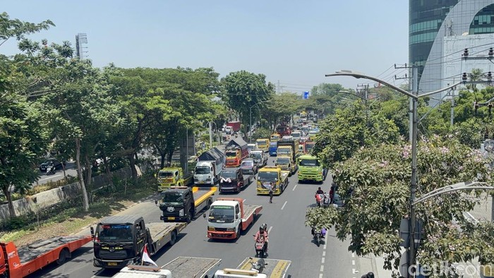 Frontage Ahmad Yani Surabaya lumpuh usai diblokade sopir truk yang sedang demo di depan Kantor Dishub Jatim.