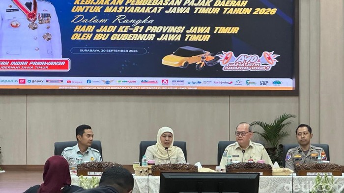 Gubernur Jatim Khofifah Indar Parawansa saat konferensi pers di Kantor Bapenda Jatim