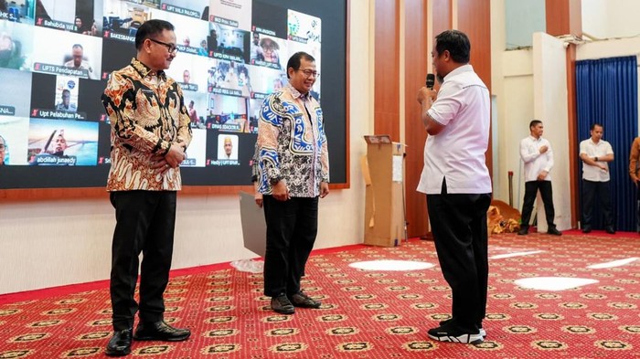 Gubernur Sulsel Andi Sudirman Sulaiman melepas purnabakti Jufri Rahman dan Iqbal Suhaeb. Dokumen Istimewa