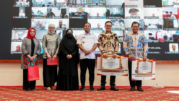 Gubernur Sulsel Andi Sudirman Sulaiman melepas purnabakti Jufri Rahman dan Iqbal Suhaeb. Dokumen Istimewa Gubernur Sulsel Andi Sudirman Sulaiman melepas purnabakti Jufri Rahman dan Iqbal Suhaeb. Dokumen Istimewa