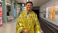 I’m still happy gak ada rasa kecewa sama sekali krn sadar betul persiapan latihannya aja bener2 gak mumpuni, selama ini masih sangat kesulitan mengatur jadwal latihan lari sama jadwal kerjaan & waktu istirahat. Pulang ke Jakarta PR nya adalah nyembuhin dulu kaki sampaaaii bener2 sembuh total.. baru kita lari lagi, ungkapnya semangat. Foto: Instagram @hedi_yunus