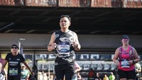 Alhamdulillaah krn Allah sudah memberi kekuatan sampai KM 30 dan memberikan sinyal berpikir utk gak melanjutkan marathon selain memang kondisi kaki kanan kiri udah super pedes cabe nya 25 jangankan dipake lari, jalan kakipun udh sakiiitt banget, tuturnya. Foto: Instagram @hedi_yunus