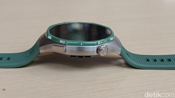 Casing Huawei Watch GT 7 Pro memakai aerospace-grade titanium alloy yang dirancang kuat namun tetap mendukung tampilan premium. Foto: Adi FR/detikINET