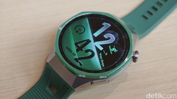 Layar Huawei Watch GT 7 Pro memiliki tingkat kecerahan hingga 3.000 nit untuk membantu visibilitas saat digunakan di luar ruangan. Foto: Adi FR/detikINET