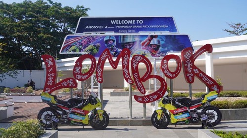 Instalasi dekoratif bertema MotoGP yang bertuliskan WELCOME TO LOMBOK di BIZAM dengan latar belakang papan reklame resmi MotoGP, Selasa (29/9/2026). Foto: (Dok. BIZAM)