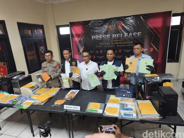 Jajaran Satreskrim Polres Karanganyar, saat menunjukan barang bukti koperasi investasi bodong, di Kantor Satreskrim Polres Karanganyar, Rabu (30/9/2026).