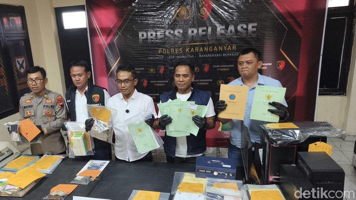 Jajaran Satreskrim Polres Karanganyar, saat menunjukan barang bukti koperasi investasi bodong, di Kantor Satreskrim Polres Karanganyar, Rabu (30/9/2026).