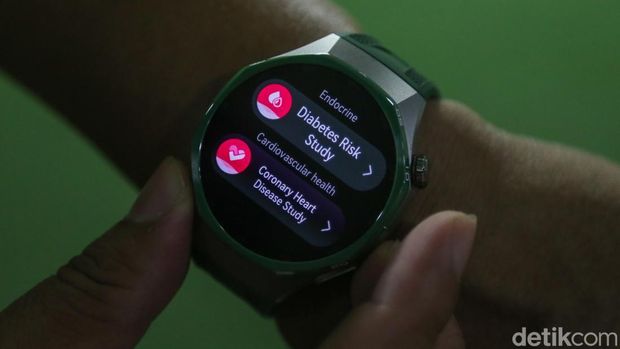 Jam Pintar HUWEI Watch GT 7 Pro dengan fitur-fitur pemantau kesehatan jantung dan metabolisme tubuh.
