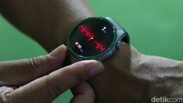 Jam Pintar HUWEI Watch GT 7 Pro dengan fitur-fitur pemantau kesehatan jantung dan metabolisme tubuh.