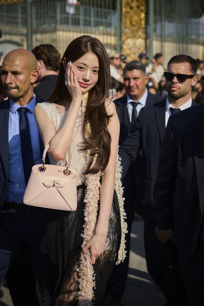 Jang Wonyoung IVE resmi memulai debutnya sebagai wajah baru Dior di Paris Fashion Week 2026. Foto: Getty Images