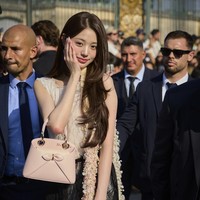 Jang Wonyoung IVE resmi memulai debutnya sebagai wajah baru Dior di Paris Fashion Week 2026. Foto: Getty Images