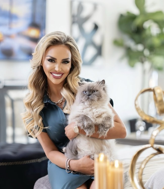 Fox News kemudian memecat Henry setelah mengetahui tuduhan terhadapnya. Namun, Eckhart juga menggugat Fox News. Jaringan tersebut akhirnya dikeluarkan dari perkara sebagai tergugat. Pada 2025, keduanya akhirnya menyelesaikan gugatan melalui kesepakatan di luar pengadilan. Kala itu, Jennifer mengungkapkan betapa beratnya proses hukum yang telah dijalaninya. Foto: dok. Instagram @jennifereckhart