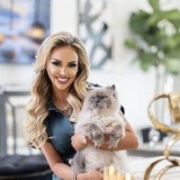 Fox News kemudian memecat Henry setelah mengetahui tuduhan terhadapnya. Namun, Eckhart juga menggugat Fox News. Jaringan tersebut akhirnya dikeluarkan dari perkara sebagai tergugat. Pada 2025, keduanya akhirnya menyelesaikan gugatan melalui kesepakatan di luar pengadilan. Kala itu, Jennifer mengungkapkan betapa beratnya proses hukum yang telah dijalaninya. Foto: dok. Instagram @jennifereckhart