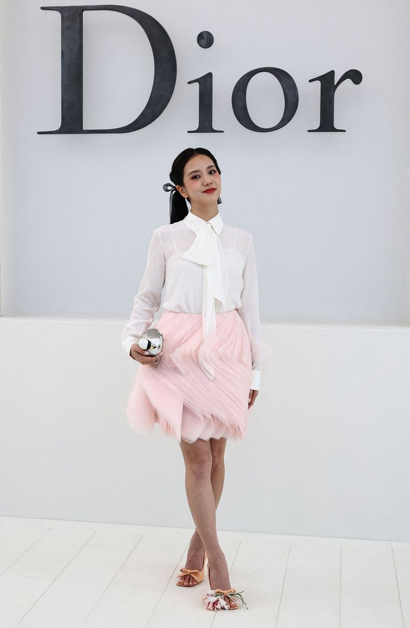 Jisoo di Fashion Show Dior Spring-Summer 2027 Jisoo poses during a photocall before Dior Spring/Summer 2027 Women's ready-to-wear collection show during Paris Fashion Week in Paris, France, September 29, 2026. REUTERS/Sarah Meyssonnier