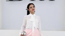 Jonathan Anderson Dedikasikan Koleksi Dior untuk Mathilde Favier, Jisoo Terharu