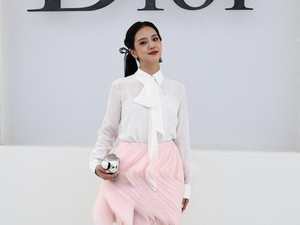 Jonathan Anderson Dedikasikan Koleksi Dior untuk Mathilde Favier, Jisoo Terharu