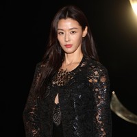 Adu Gaya Jun Ji Hyun & Rose BLACKPINK, Serba Hitam di Show Saint Laurent