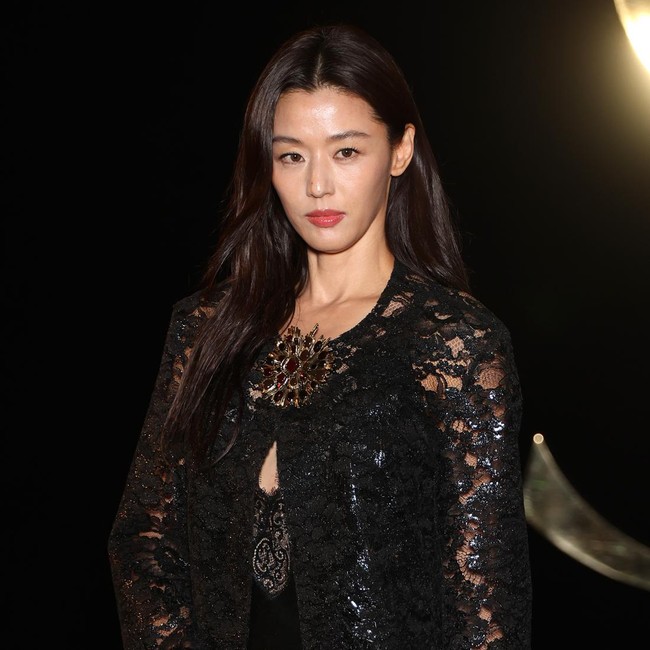 Adu Gaya Jun Ji Hyun & Rose BLACKPINK, Serba Hitam di Show Saint Laurent