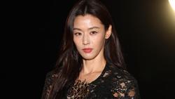 Adu Gaya Jun Ji Hyun & Rose BLACKPINK, Serba Hitam di Show Saint Laurent