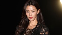 Adu Gaya Jun Ji Hyun & Rose BLACKPINK, Serba Hitam di Show Saint Laurent