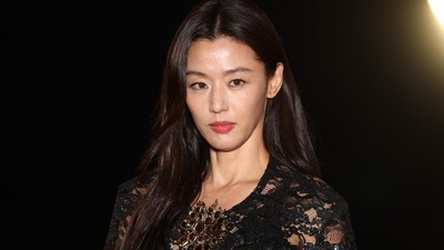 Adu Gaya Jun Ji Hyun & Rose BLACKPINK, Serba Hitam di Show Saint Laurent