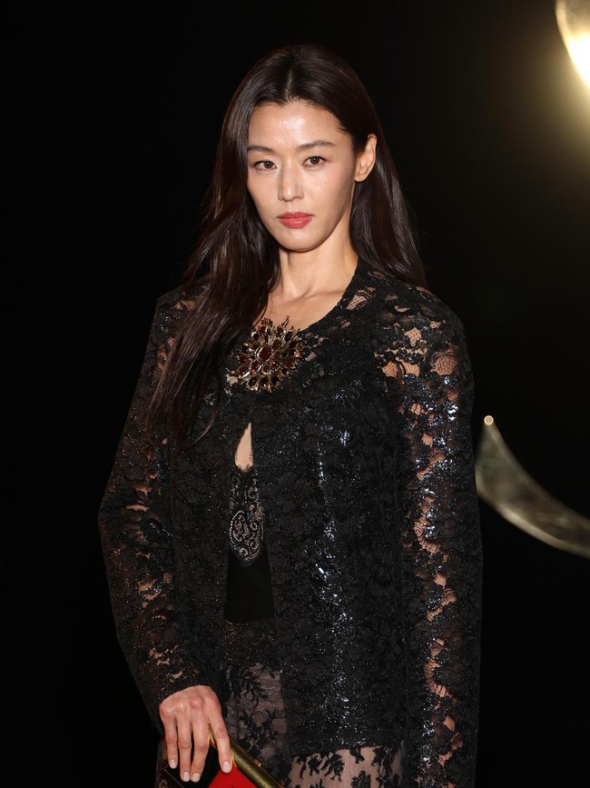 Adu Gaya Jun Ji Hyun & Rose BLACKPINK, Serba Hitam di Show Saint Laurent