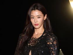 Adu Gaya Jun Ji Hyun & Rose BLACKPINK, Serba Hitam di Show Saint Laurent