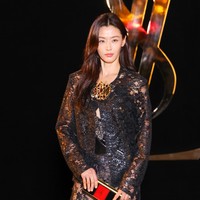 Jun Ji Hyun tampil perdana sebagai tamu istimewa di peragaan busana Saint Laurent. Bintang drama Korea Tempest itu sontak menghebohkan jagat maya dengan penampilannya berbalut gaun semi transparan. Foto: Getty Images