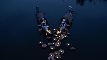 Karya ini juga mendapat pujian di kategori drone. Di perairan tenang Sungai Nhu Y di Hue, penduduk setempat melepaskan lampion bercahaya sebagai simbol harapan, doa, dan kenangan. Tradisi damai ini mencerminkan akar spiritual Vietnam yang dalam, mengubah sungai menjadi jalur cahaya dan refleksi yang tenang. Foto: Mohammed Muhtasib
