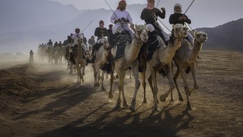 Foto ini menapat pujian di kategori Open Color.Balapan Tabuk di Kerajaan Arab Saudi, tempat keaslian gurun bertemu dengan semangat tantangan, dan para penunggang unta melukiskan kisah kejayaan yang tak terlupakan di atas hamparan pasir. Foto: Mohammed Muhtasib
