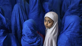 Foto ini meraih pujian kategori Portrait/People. Sekolah-sekolah berbahasa Arab di Dhaka menyediakan pendidikan bahasa yang penting bagi anak-anak setempat, sekaligus menumbuhkan keterampilan dan keterikatan keagamaan meskipun dengan sumber daya yang terbatas. Foto: Mohammed Muhtasib