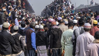 Foto ini memenangi kategori Street. Gambar-gambar yang mengesankan dari Stasiun Tongi di Dhaka ini menunjukkan pengabdian mendalam ribuan orang yang menuju Bishwa Ijtema. Meskipun kondisinya padat, para jamaah memenuhi setiap ruang, didorong oleh iman dan persatuan yang mencerminkan kekuatan komitmen spiritual dalam salah satu pertemuan terbesar umat Islam.