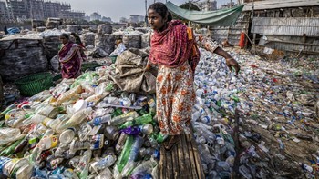 Foto ini mendapat pujian kategori Travel. Di Dhaka, Bangladesh, seorang pekerja di industri pengumpulan sampah plastik memainkan peran penting dalam mengelola tempat pembuangan sampah, menyaring material yang dibuang untuk memulihkan plastik yang dapat didaur ulang. Pekerjaan yang sering diabaikan ini sangat penting untuk pengelolaan sampah dan upaya keberlanjutan lingkungan di salah satu kota terpadat di dunia. Hari kerja pekerja dimulai pada dini hari, di tengah aroma sampah yang menyengat dan kebisingan kota yang tak henti-hentinya. 