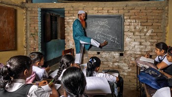 Foto ini mendapat pujian kategori Dokumenter. Setiap pagi di Panchdona, Altaf Hossain—yang dikenal sebagai Dukhu Mia—memulai harinya dengan tekad. Terlahir tanpa lengan, ia mendirikan sebuah sekolah tempat ia mengajar, menulis, dan memimpin menggunakan kakinya. Melalui tantangan sehari-hari, ia hidup dengan bermartabat dan mandiri. Apa yang dimulai sebagai perjuangan pribadi telah berkembang menjadi sebuah sekolah yang mendidik lebih dari 450 anak. Kisahnya mencerminkan ketahanan, mengubah kesulitan menjadi harapan dan menginspirasi komunitas untuk percaya pada kekuatan di luar keterbatasan.