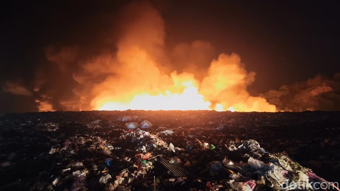 Kebakaran di TPA Jatibarang, Kecamatan Mijen, Kota Semarang, Rabu (30/9/2026) malam.